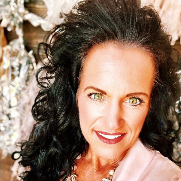 Meet your Posher, Tiffany - Picture 1 of 1